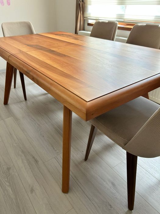 Трапезна маса от масив като ново!