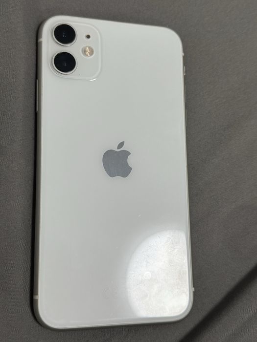 Айфон 11 бял запазен