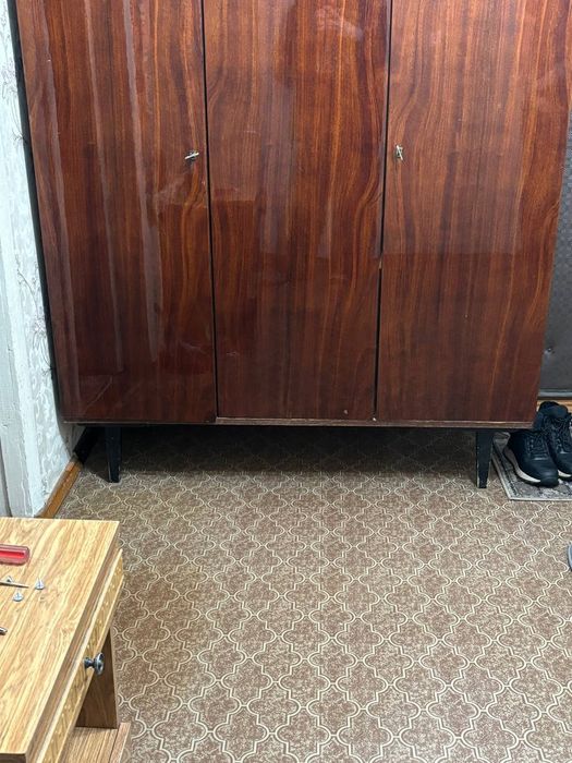 Продам б/у шифоньер производство СССР