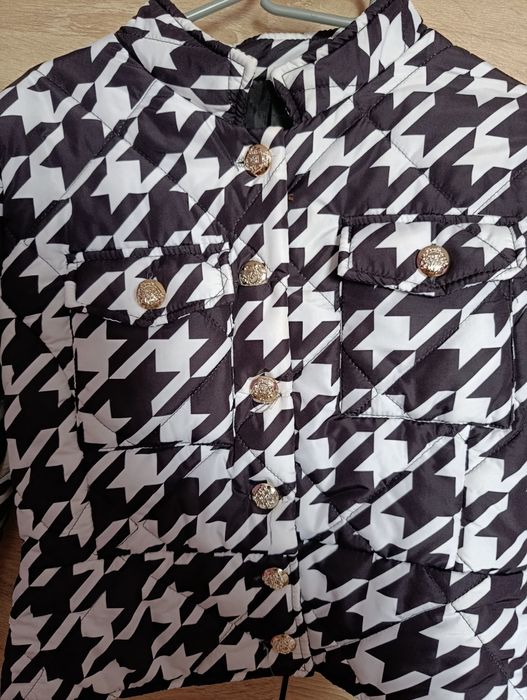 Стилно черно-бяло яке със златни копчета