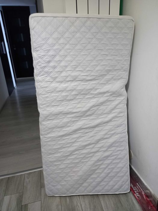 Pat copii tip mașinuță + saltea (dimensiuni 70x140 cm)