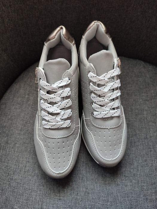 Нови сиви маратонки на платформа