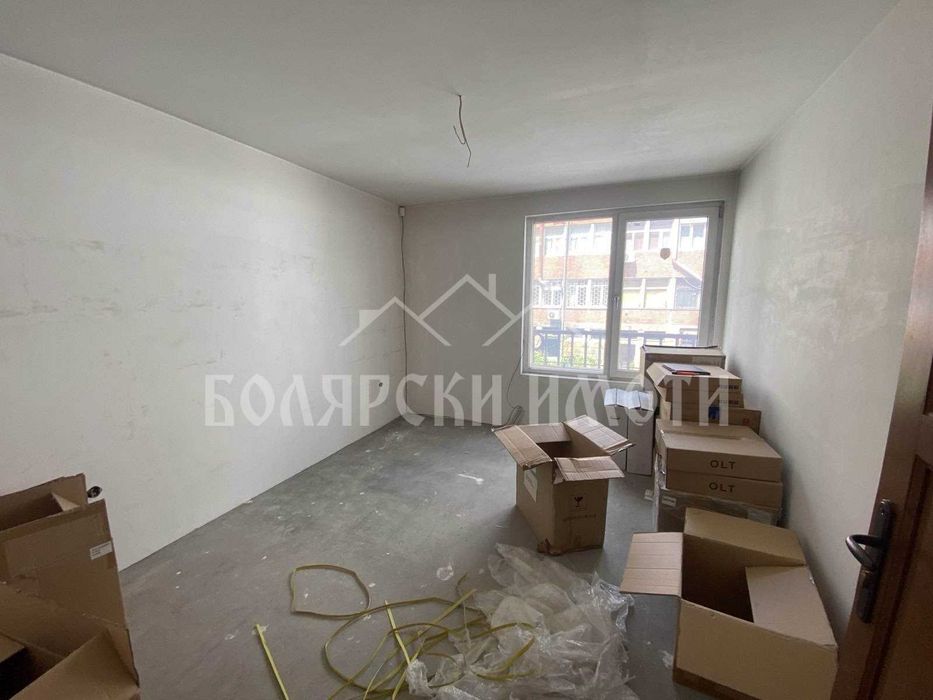 Тристаен апартамент в центъра с гараж