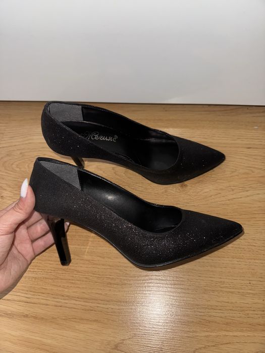 Черни блестящи токчета