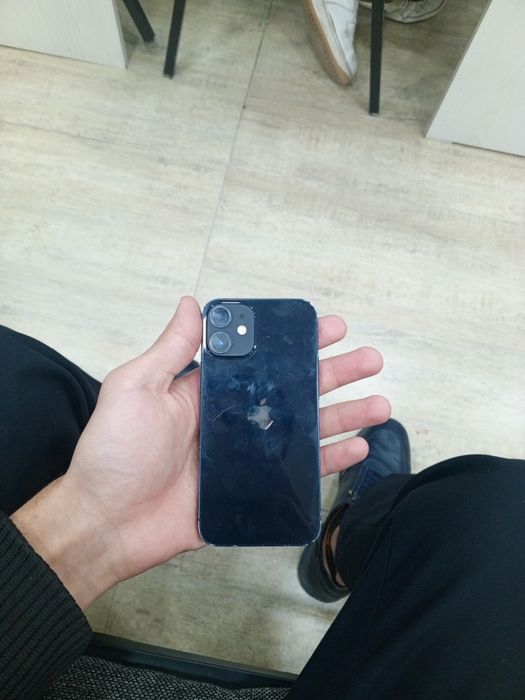 iPhone 12 mini.     *