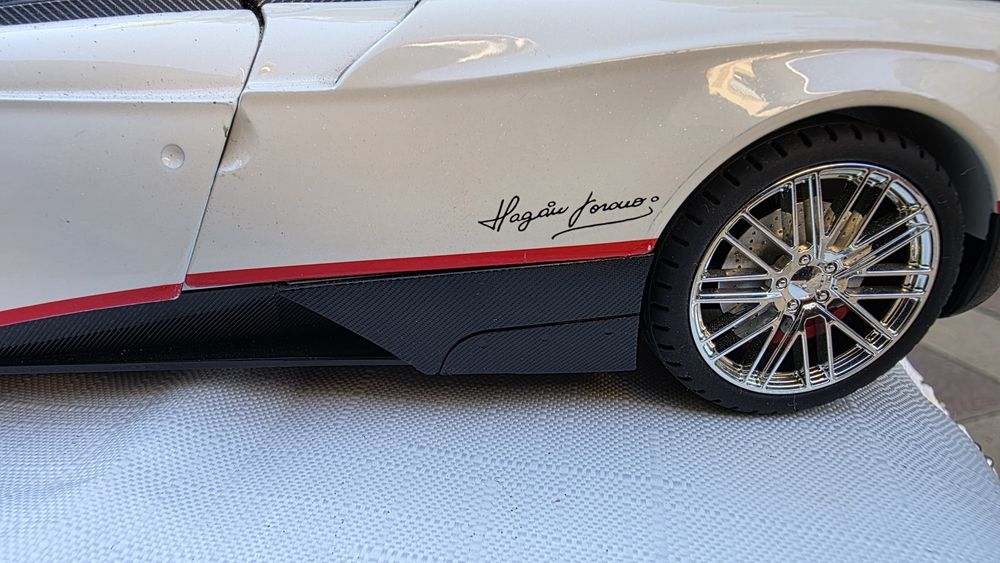 коллекционная модель автомобиля Pagani Huayra в