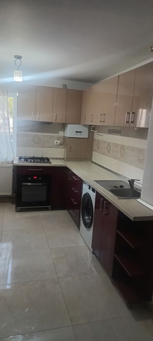 Închiriez apartament 4 camere.
