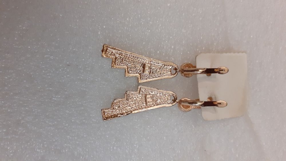 Красивые новые качественные серьги. Бижутерия(под золото)