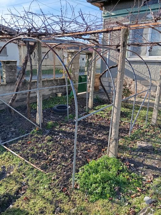 Здрава метална конструкция за оранжерия 3×2×2 м – изгодно