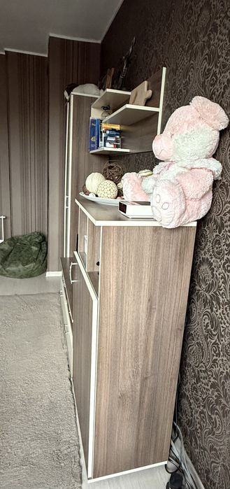 Холна секция с витрина – запазена, светли цветове