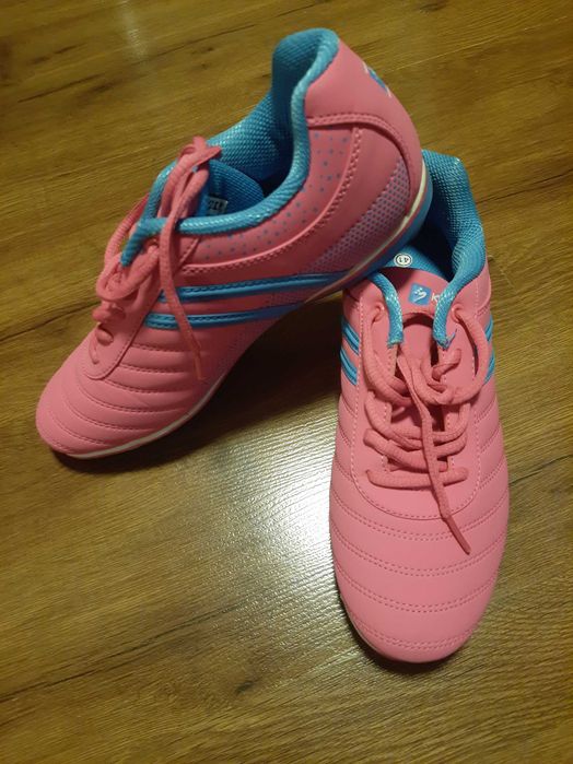 Продам женские кроссовки