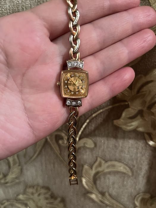 Женские часы.