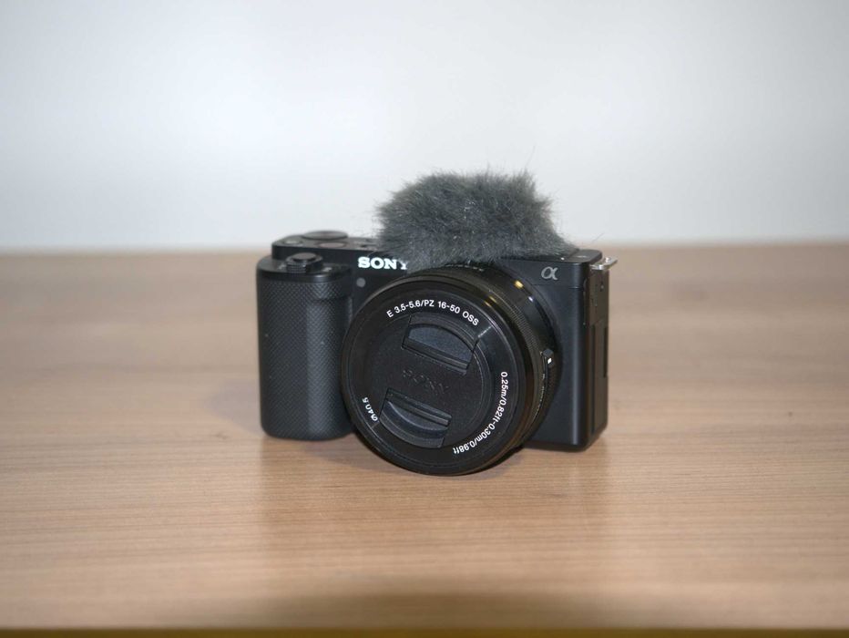 Vand camera video Sony ZV-E10 + 2 carduri microSD