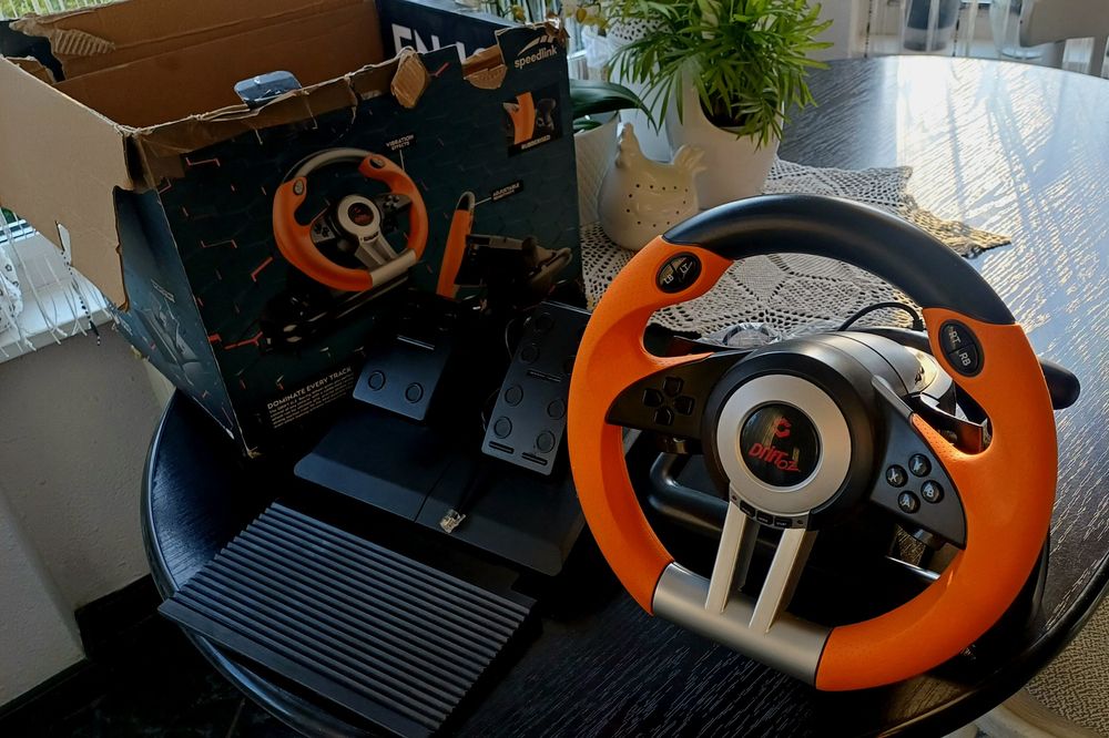 volan gaming Speedlink Drift O.Z. Racing Wheel, împreună cu setul de pedale și cutia originală.