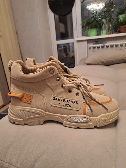 Продам новые ботинки