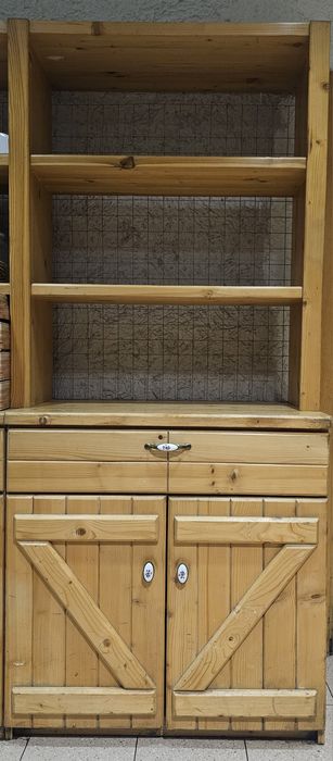 Продавам дървени шкафове