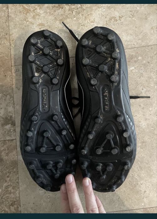 Vand adidasi pentru sintetic.