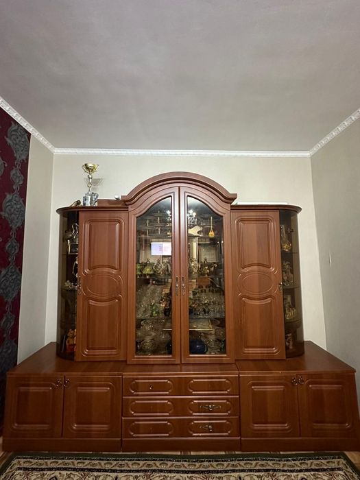 Шкаф-витрина для гостиной