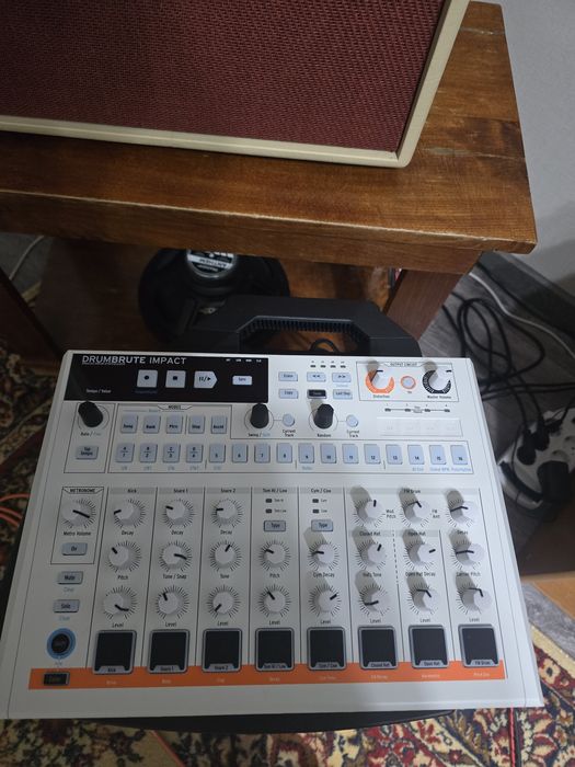 Arturia drumbrute impact драм машина