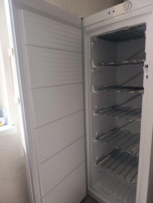 Vând congelator Indesit