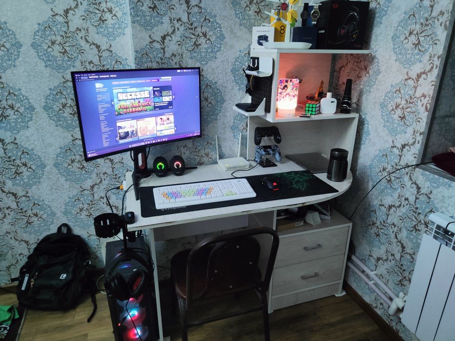 Компьютерный стол, рабочее место