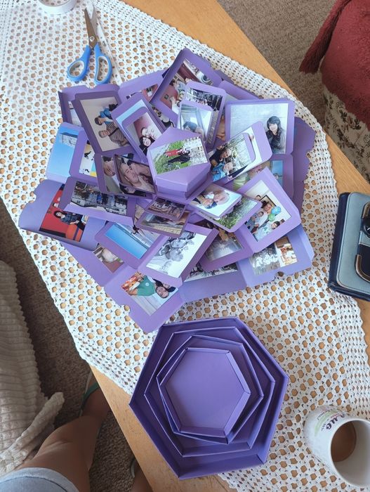 Експлодираща  кутия със снимки и торти от картон за подарък