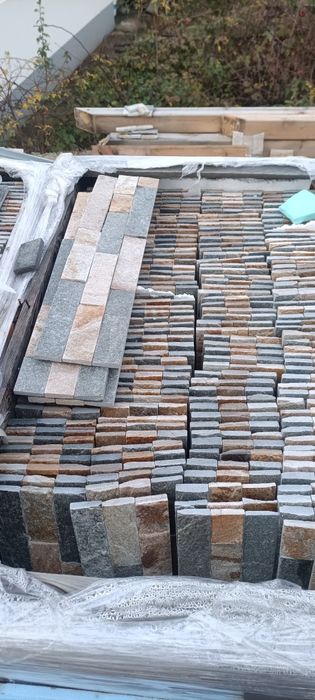 Панел трикс от слепен сиво-златист гнайс.