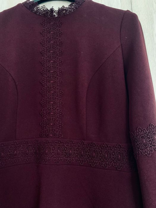 Rochie burgundy cu imprimeu brodat