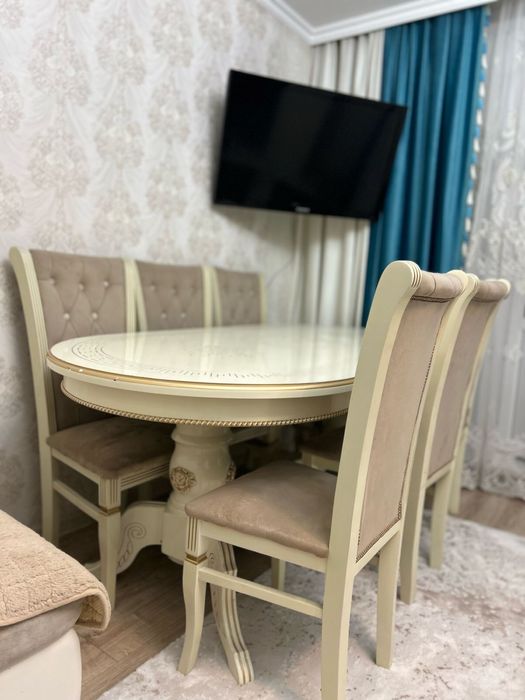 Продаю стол со 6 стульями в отличном состоянии