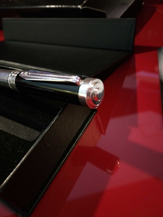 Продавам оригинална химикалка Tonino Lamborghini . Тя е с оригиналния пълнител с който е закупена като нова един собственик.