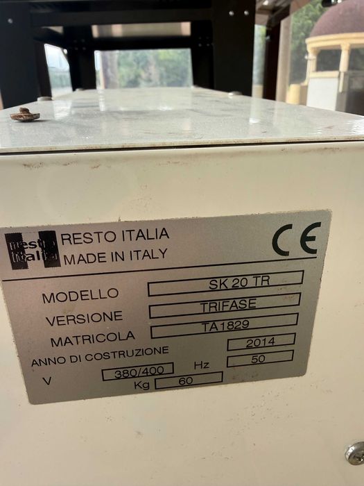 Vand cuptor pizza profesional.,usor utilizat si malaxor