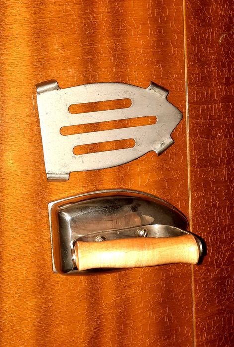 Игрушка утюг с подставкой нержавейка