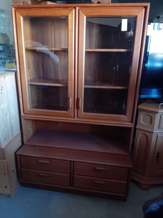 Vând  vitrine  și piese de mobilier
