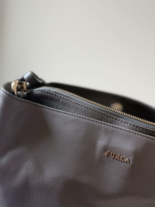 Стилна и практична дамска чанта Furla