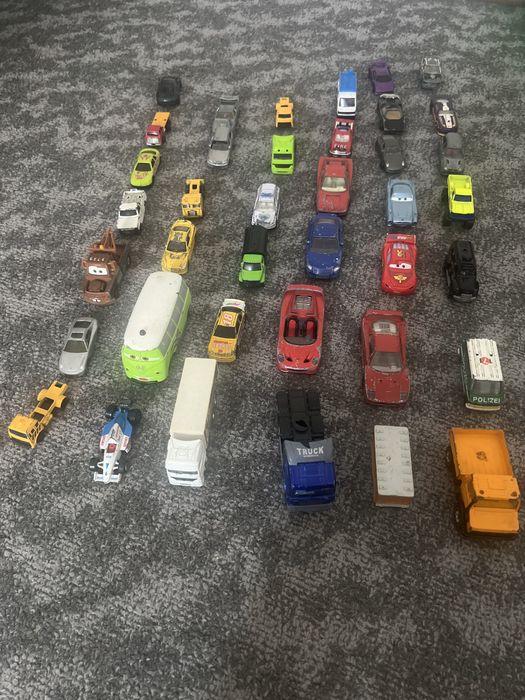 Vând maşinuțe de metal 38 buc şi 33  de plastic mai tare