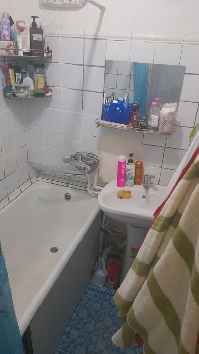 ЗУДЛИК БИЛАН.УЙ СОТИЛАДИ  1-мик 2-х 2-этаж 4-этажли гиштли уртада жойл