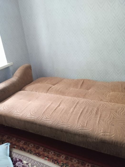 Овальный стол и диван