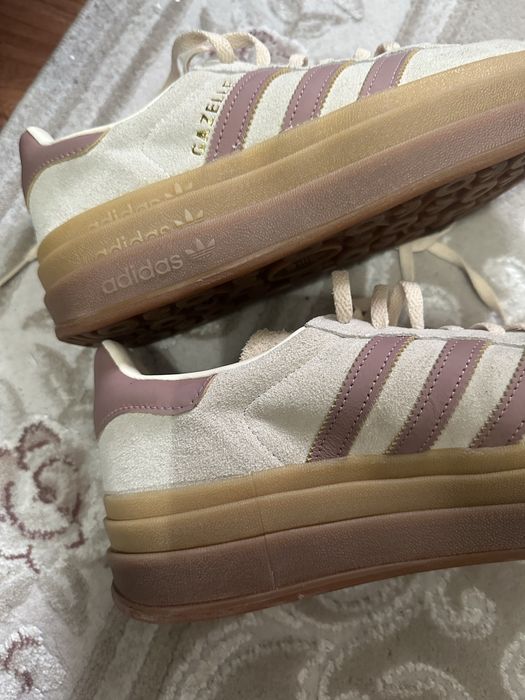 Adidas  noi , cu talpa inalta foarte comozi