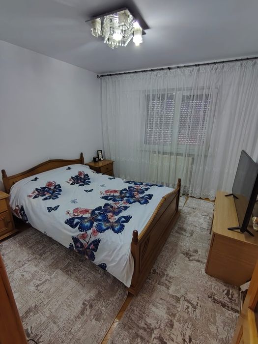 Vand apartament 3 camere decomandat etaj 2