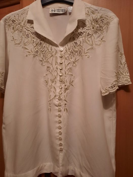 Frumoasa bluza de dama cu broderie aurie marimea 38