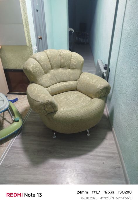 Продам кресло мягкое и 3 табуретки и стол стеклянный .за все 300000.