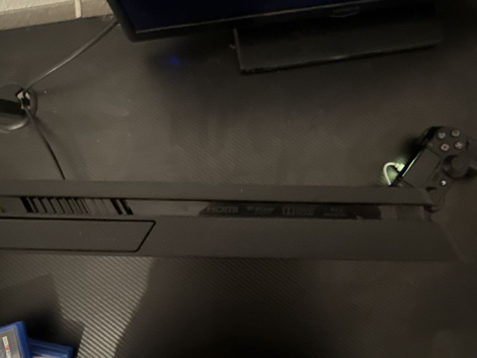 Продавам PlayStation 4 slim 500GB с два джойстика и три игри