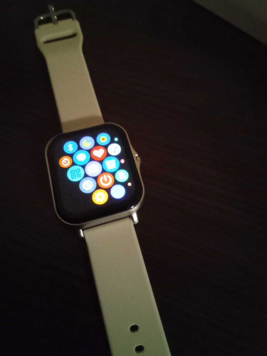 Чисто нов смарт часовник