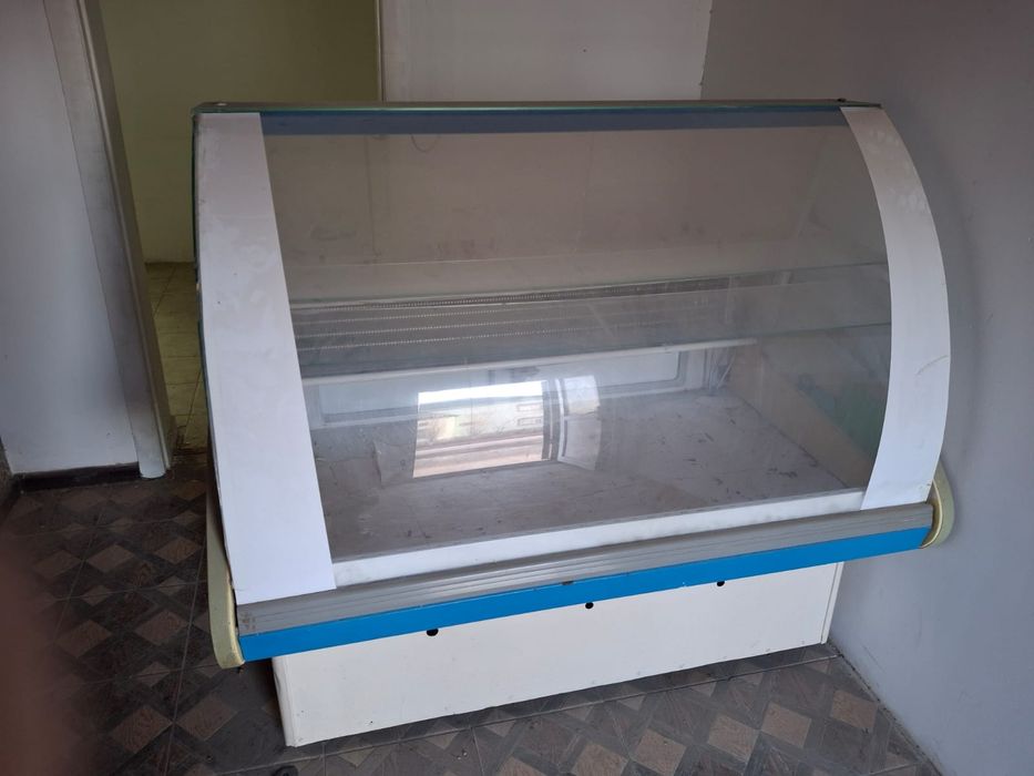 Витреный холодильник.