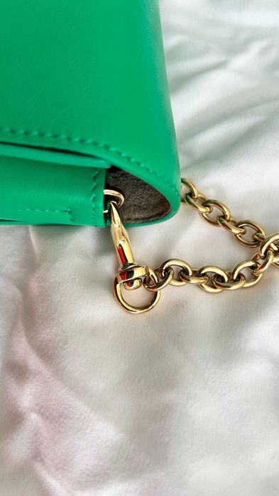 Furla в неустоим летен цвят