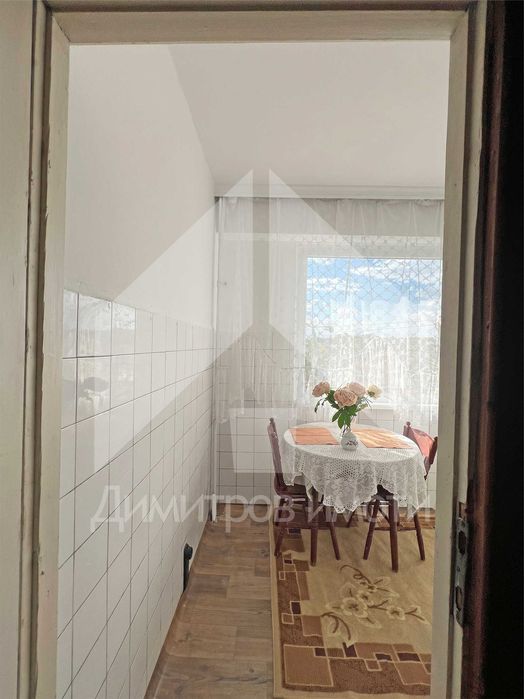 Продава се 65 кв.м. двустаен запазен апартамент ЦЕНТЪР гр. Нови пазар