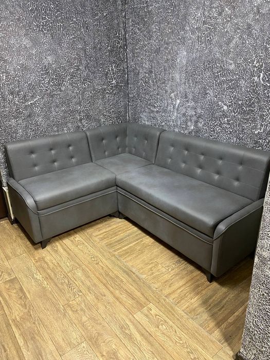 Кухонный уголок мягкий имеется бельевые ящики