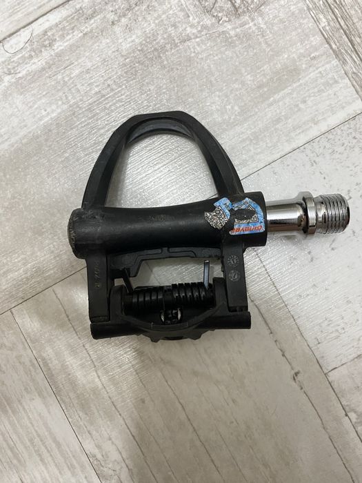 Шоссейные педали, контакты