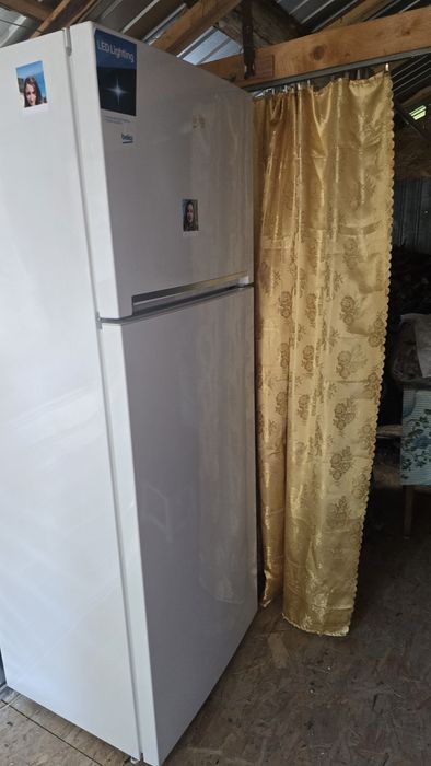 Combină frigorifică Beko, se vede în poza modelul.