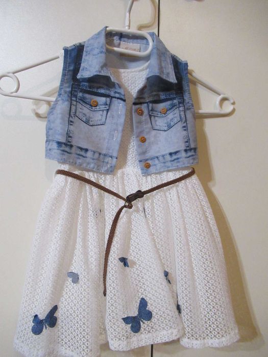 Елегантна бяла рокля с пеперуди